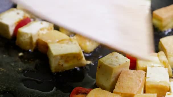 Friggere il tofu fatto in casa con pepe rosso vegetale — Video Stock