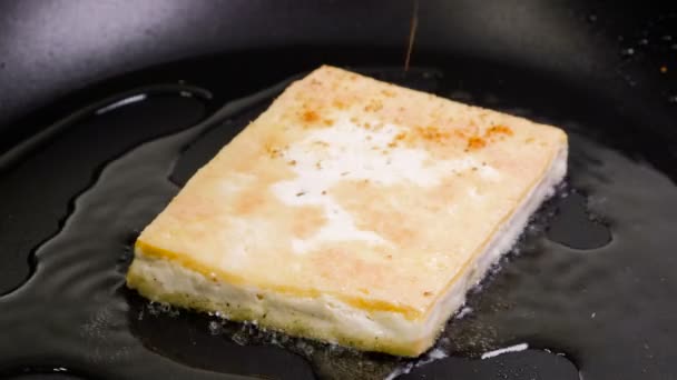Tofu frito en la sartén. de cerca — Vídeo de stock