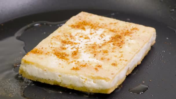 Sült tofu a serpenyőben. közelről — Stock videók