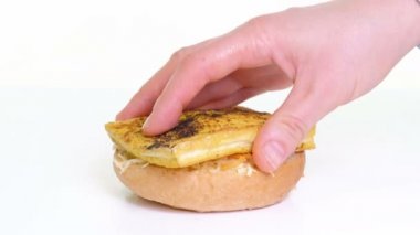 Ev yapımı tofu sebze burger ahşap masaya servis. Beyaz arka plan üzerinde yakınlaştırma
