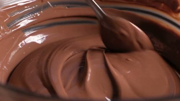 Herstellung von Schokolade - Schokoladenproduktion, Schokoladenfabrik, Süßwarenschokoladenproduktion — Stockvideo