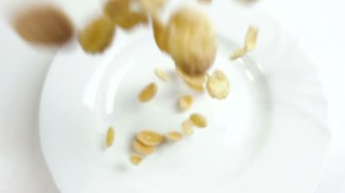 Ağır çekim: beyaz tabak mısır gevreği Güz yakın çekim 