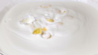 Gevrek sarı mısır gevreği için sabah süt ile lezzetli Breakfast bir kaseye. Ağır çekim