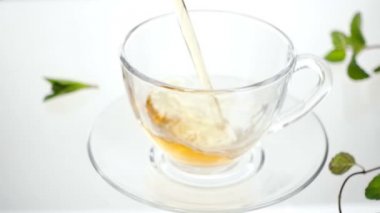 Zencefilli, limonlu ve naneli sıcak bitki çayı. Şeffaf çaydanlıkta zencefilli içecek. Sağlıklı limon çayı.