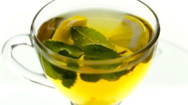 Zencefilli, limonlu ve naneli sıcak bitki çayı. Şeffaf çaydanlıkta zencefilli içecek. Sağlıklı limon çayı.