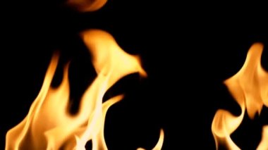 Ateş siyah arka plan üzerine soyut alevler. ağır çekim