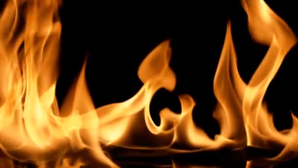 Yavaş hareket eden temiz ateş, tutuşan ve yanan. Siyah arka planda, gerçek alevlerden oluşan bir çizgi yanar. Gerçek çekim.. — Stok video