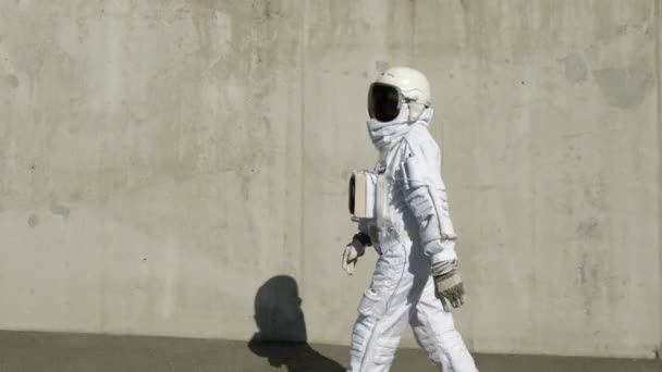 O cosmonauta anda pela cidade. Uma cena incomum da cidade . — Vídeo de Stock