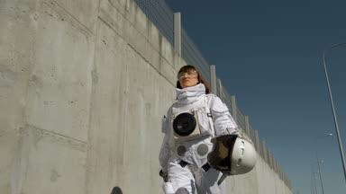 Kadın astronot adım. Fantastik uzay giysisi. Uzayın Keşfi.