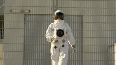 Astronot sefer gider. Arka planda onun tabanıdır. Fütüristik kolonizasyon kavramı.