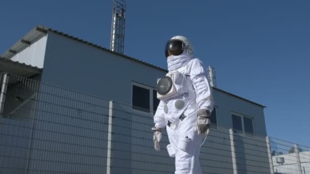 Astronaut går till expeditionen. I bakgrunden är hans bas. Begreppet futuristiska kolonisering. — Stockvideo