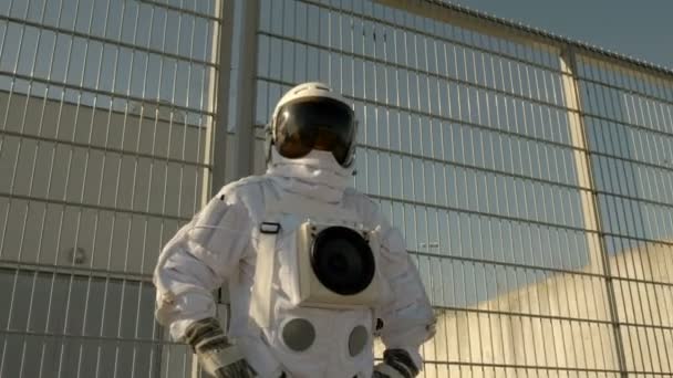 Astronauten spaceman op het ruimtestation ziet er in de hemel. camera draait rond — Stockvideo