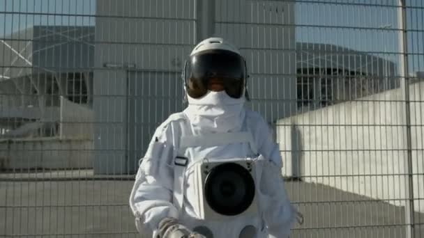 Astronaut nimmt an der Expedition teil. im Hintergrund ist seine Basis. das Konzept der futuristischen Kolonialisierung. — Stockvideo
