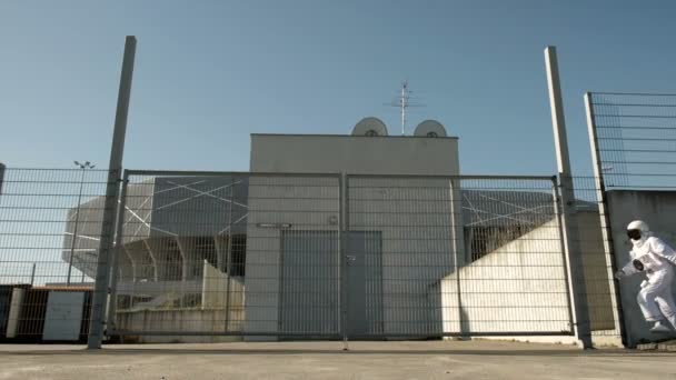 Astronauta corriendo. cosmonauta saltando a lo largo de la estación espacial — Vídeos de Stock