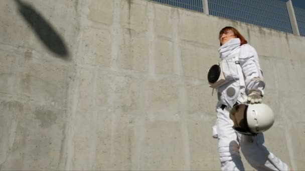 Female astronaut steps forward. Fantastic spacesuit. Exploration of outer space. — Stock Video