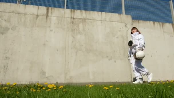 Ženské astronaut kroky vpřed. Fantastický skafandr. Průzkum vesmíru. — Stock video