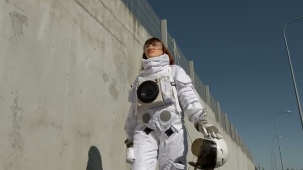 Ženské astronaut kroky vpřed. Fantastický skafandr. Průzkum vesmíru. — Stock video