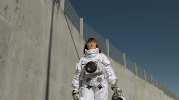 Kvinnliga astronauten steg framåt. Fantastisk rymddräkt. Utforskning av rymden. — Stockvideo