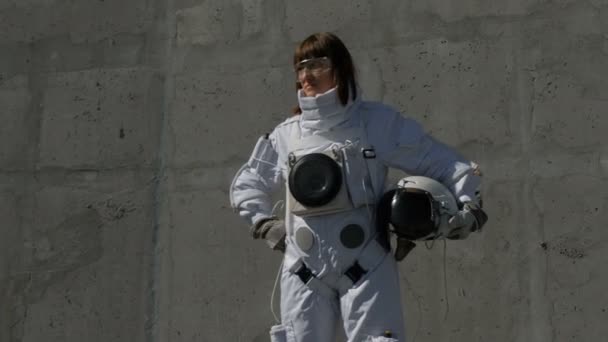 Dívka astronaut v stationc prostoru. místa planety — Stock video