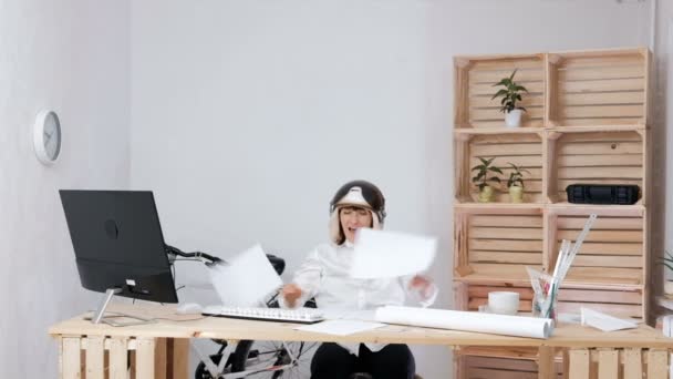 Chica feliz en la oficina, divirtiéndose tirando papeles . — Vídeo de stock