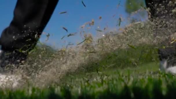 Golf Kulübü ağır çekimde yeşil suni çim üzerinde topa vuruyor — Stok video