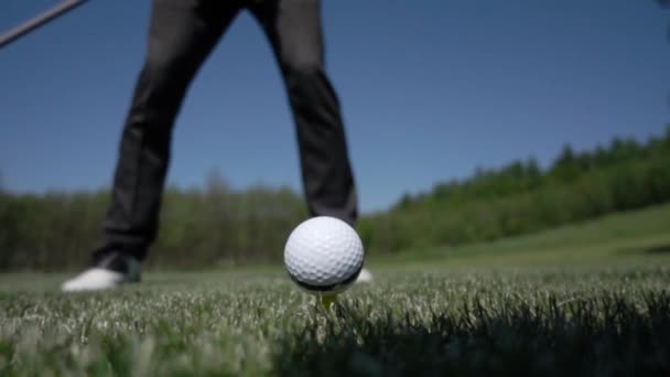 Clube de golfe batendo bola na grama artificial verde em câmera lenta — Vídeo de Stock