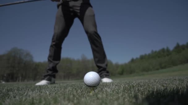Golf club udeří míč na umělou trávou v pomalém pohybu — Stock video