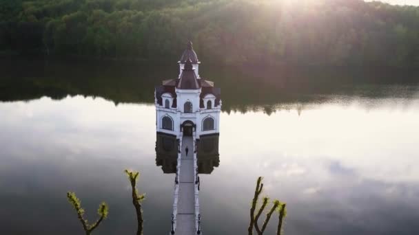 Huis bouwen op rivier de kant geïsoleerd van forest hill. Eenzaamheid huizen plaats op rivier de kant met bos achtergrond. Luchtfoto — Stockvideo