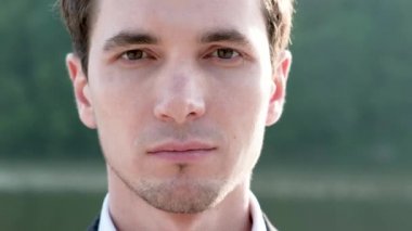 Genç bir adamın portresi.