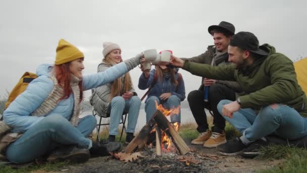 Jong kralen toerist met digitale camera brengen zijn weekend met vrienden op kamp — Stockvideo