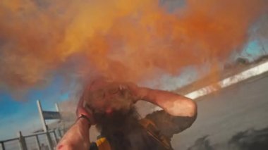 Sarı gözlüklü bir hippinin portresi. Portakal dumanıyla dans eden sokak dansı. Yavaş çekim