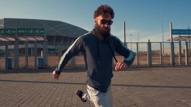 Porträtt Hipster Man dansar på gatan tittar till kameran, — Stockvideo