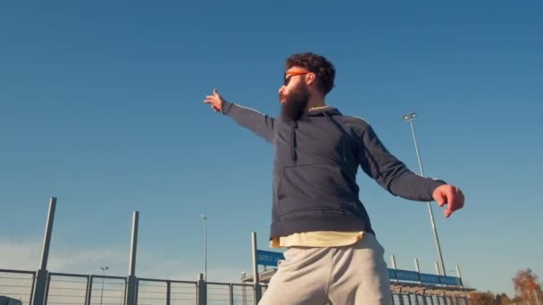 Retrato Hipster Masculino dançando na rua olhando para a câmera , — Vídeo de Stock