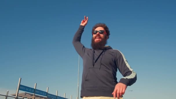 Porträt Hipster-Mann tanzt auf der Straße und blickt in die Kamera, — Stockvideo