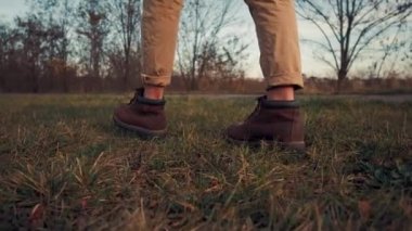 Alçak açılı, şık ayakkabı giyen, tanınmayan bir adam. Seyahat kavramı