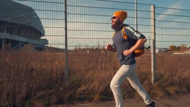 Homme de sport hippie jogging en ville. Vie active urbaine — Video