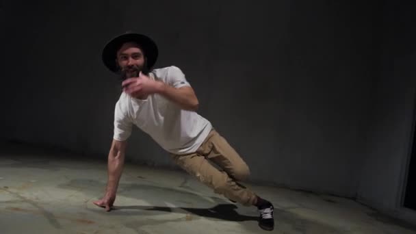 Mladý muž taneční přestávka, městský styl pouliční breakdance koncept. Tanečnice skáče, pohyb, pohyb a emoce. Muž tanečník ve studiu, šedé pozadí. — Stock video