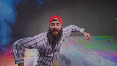 erkek dansçı dans gösterilen renkli toz patlamaya karşı hareket eder.