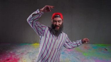 erkek dansçı dans gösterilen renkli toz patlamaya karşı hareket eder.