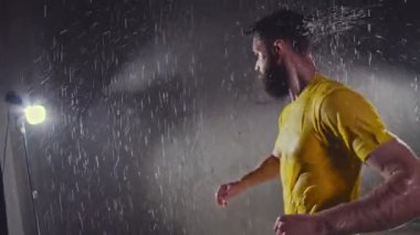 Su Stüdyosu 'nda dans eden bir dansçı