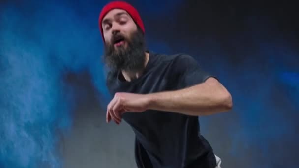 Homem dançarino mostrando break-dance movimentos contra explosão de pó colorido — Vídeo de Stock