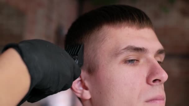 Мужская стрижка с электрической бритвой. Закрыть волосы триммер прическа. Профессиональный парикмахер стрижет волосы клиппером. Мужская прическа с электробритвой — стоковое видео