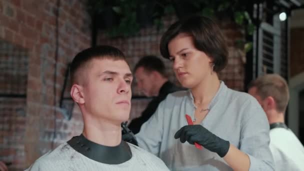 Peluquero corta el pelo del cliente con tijeras de cerca. Una trampa. Peluquería peinando el cabello y cortando con tijeras de peluquería . — Vídeos de Stock