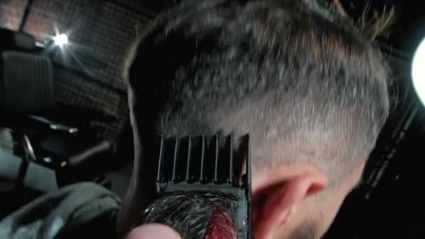 Чоловіча стрижка з електричною бритвою. Крупним планом зачіска для тримера волосся . — стокове відео