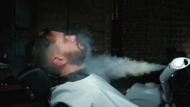 Processo de barba de barba na Barbearia. Raspagem a vapor — Vídeo de Stock