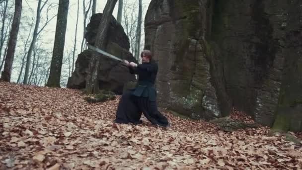 Ninja katanas szamurájjal egy tűlevelű erdőben — Stock videók