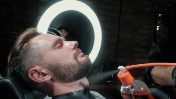 Cabeleireiro penteando uma barba para um homem. Processo de estilo barba. Processo de trabalho em uma barbearia . — Vídeo de Stock
