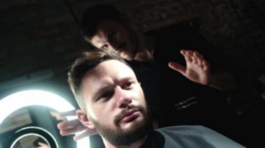 Kuaför salonunda erkek, yakın çekim. Stilist stilistlerin erkek saçı. Koyu arkaplan