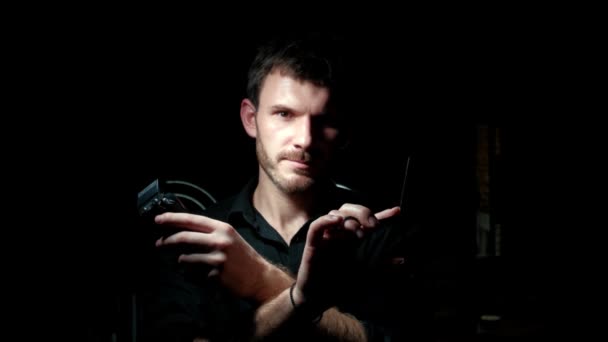 Πορτρέτο του κομψό κομμωτήριο με γενειάδα και επαγγελματικά εργαλεία που απομονώνονται σε σκούρο φόντο. — Αρχείο Βίντεο