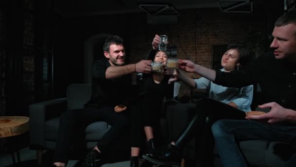 Групові хіпстери з чотирьох друзів сидять на дивані. напої напої — стокове відео